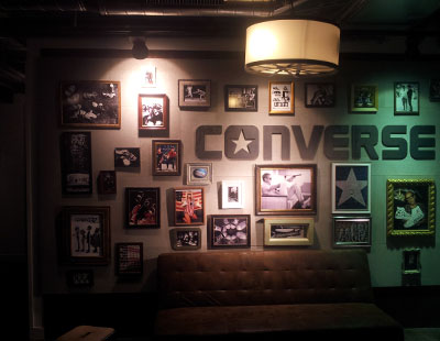 Impresion montaje cuadros showroom marca Converse